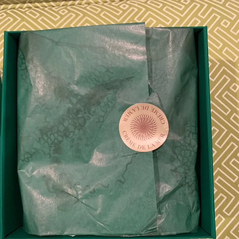 8 x 8 La Mer  Box with Packaging and Insert. - Picture 3 of 5